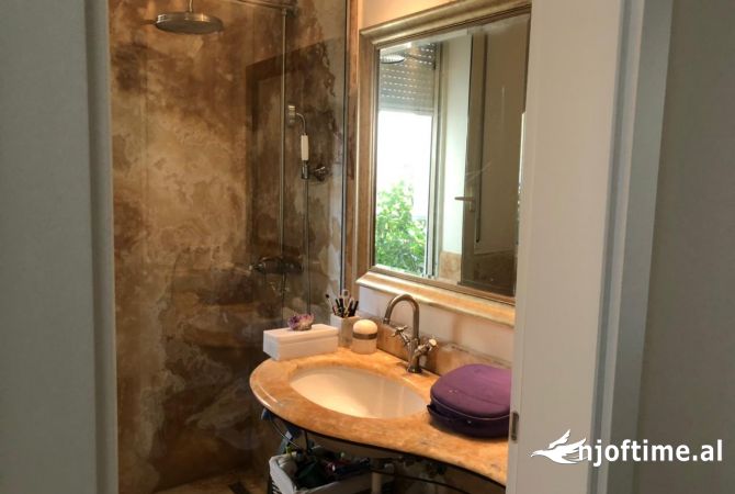 Shtepi me qera Apartament ne Tirane, 2+1, Mobilimi E mobiluar, Pagesa 1,000  Euro.