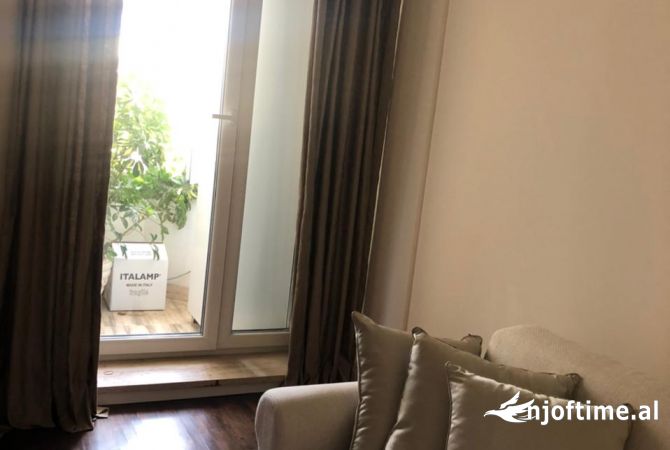 Shtepi me qera Apartament ne Tirane, 2+1, Mobilimi E mobiluar, Pagesa 1,000  Euro.