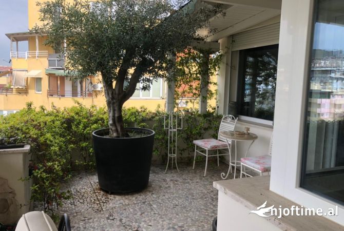 Shtepi me qera Apartament ne Tirane, 2+1, Mobilimi E mobiluar, Pagesa 1,000  Euro.