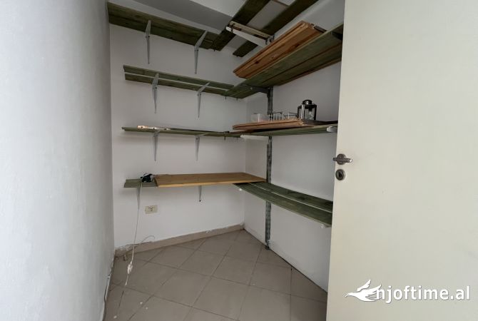 Shtepi ne shitje Apartament ne Tirane, 2+1, Mobilimi Pjeserisht e mobiluar, Pagesa 125,000  Euro.