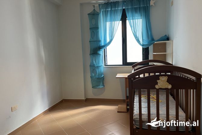 Shtepi ne shitje Apartament ne Tirane, 2+1, Mobilimi Pjeserisht e mobiluar, Pagesa 125,000  Euro.