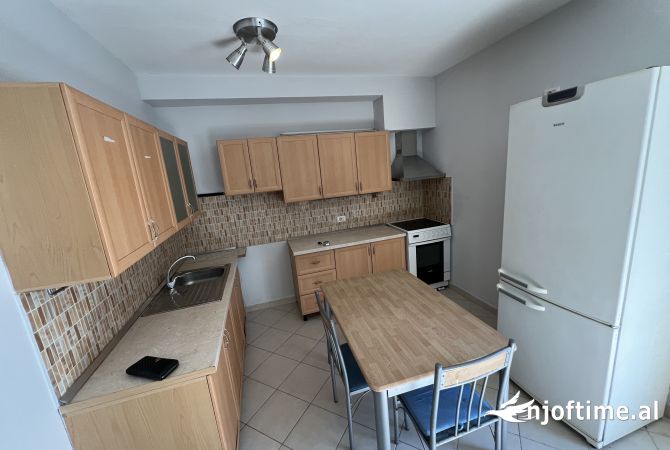 Shtepi ne shitje Apartament ne Tirane, 2+1, Mobilimi Pjeserisht e mobiluar, Pagesa 125,000  Euro.