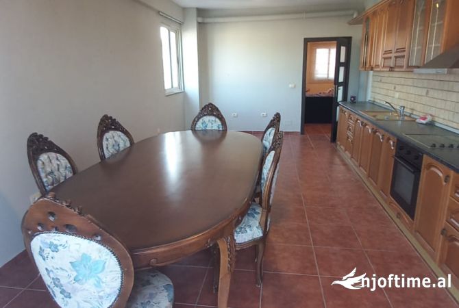 Shtepi me qera Duplex(shtepi me 2 kate) ne Tirane, 2+1, Mobilimi Pjeserisht e mobiluar, Pagesa 800  Euro.