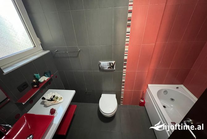 Shtepi me qera Apartament ne Tirane, 2+1, Mobilimi E mobiluar, Pagesa 800  Euro.