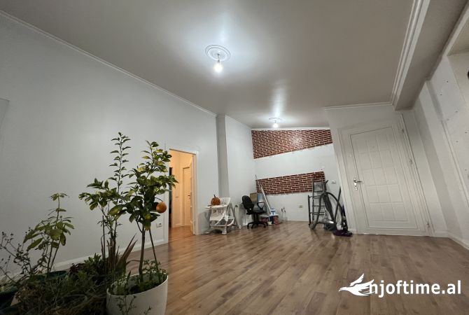 Shtepi ne shitje Apartament ne Tirane, 2+1, Mobilimi Bosh, pa mobiluar, Pagesa 145,000  Euro.