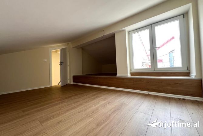 Shtepi ne shitje Duplex(shtepi me 2 kate) ne Tirane, 2+1, Mobilimi Bosh, pa mobiluar, Pagesa 170,000  Euro.
