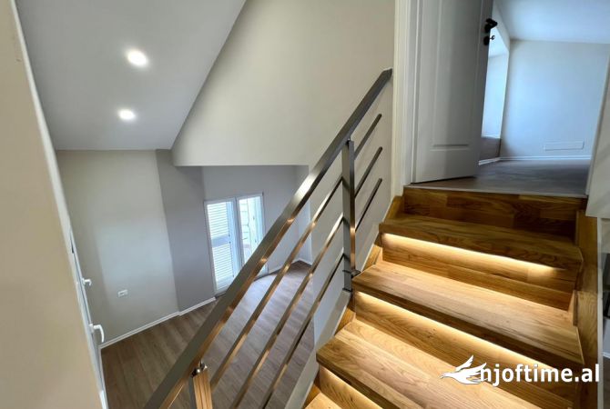 Shtepi ne shitje Duplex(shtepi me 2 kate) ne Tirane, 2+1, Mobilimi Bosh, pa mobiluar, Pagesa 170,000  Euro.