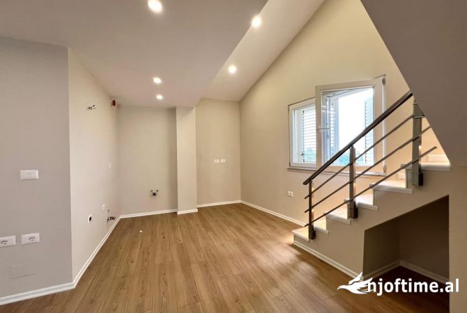 Shtepi ne shitje Duplex(shtepi me 2 kate) ne Tirane, 2+1, Mobilimi Bosh, pa mobiluar, Pagesa 170,000  Euro.