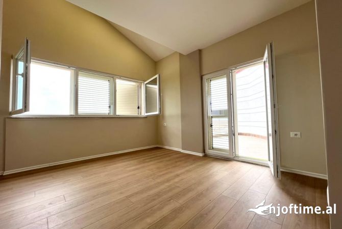 Shtepi ne shitje Duplex(shtepi me 2 kate) ne Tirane, 2+1, Mobilimi Bosh, pa mobiluar, Pagesa 170,000  Euro.