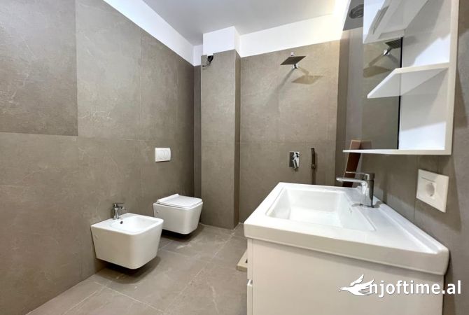 Shtepi ne shitje Duplex(shtepi me 2 kate) ne Tirane, 2+1, Mobilimi Bosh, pa mobiluar, Pagesa 170,000  Euro.
