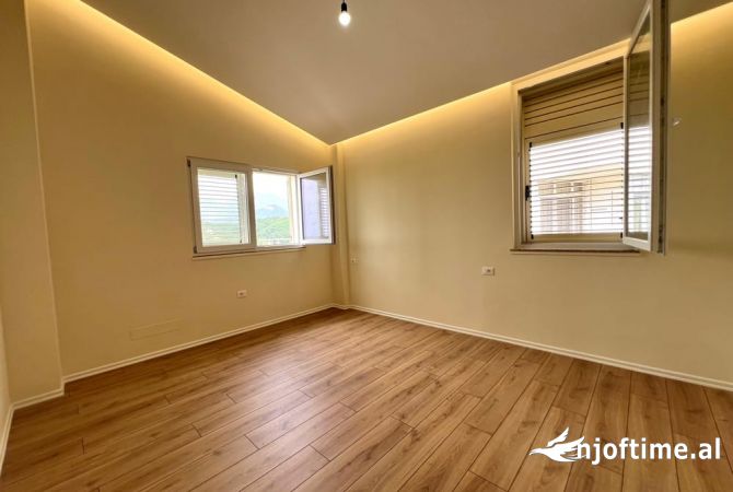 Shtepi ne shitje Duplex(shtepi me 2 kate) ne Tirane, 3+1, Mobilimi Bosh, pa mobiluar, Pagesa 190,000  Euro.