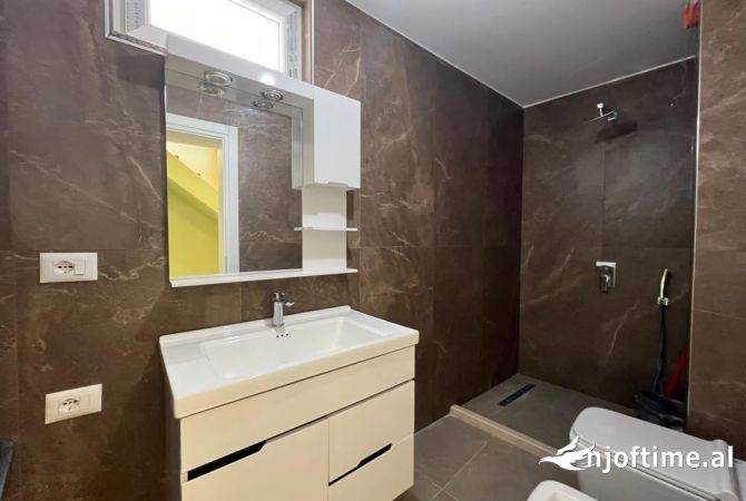 Shtepi ne shitje Duplex(shtepi me 2 kate) ne Tirane, 3+1, Mobilimi Bosh, pa mobiluar, Pagesa 190,000  Euro.