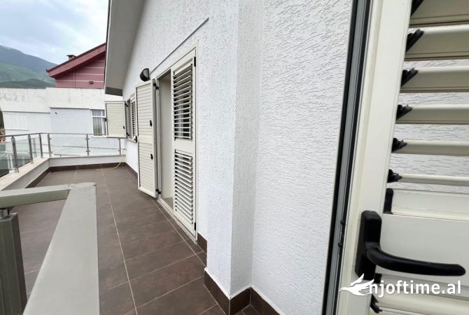 Shtepi ne shitje Duplex(shtepi me 2 kate) ne Tirane, 3+1, Mobilimi Bosh, pa mobiluar, Pagesa 190,000  Euro.