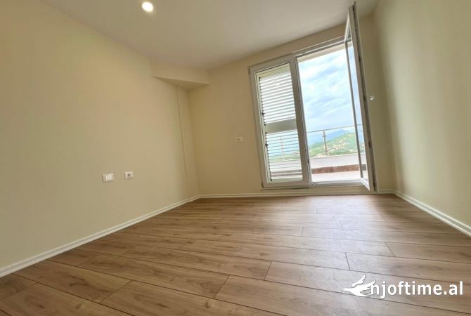 Shtepi ne shitje Duplex(shtepi me 2 kate) ne Tirane, 3+1, Mobilimi Bosh, pa mobiluar, Pagesa 190,000  Euro.