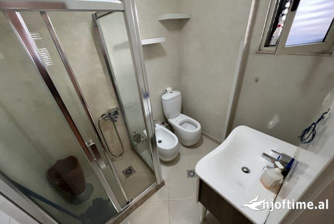 Shtepi me qera Apartament ne Tirane, 2+1, Mobilimi E mobiluar, Pagesa 400  Euro.