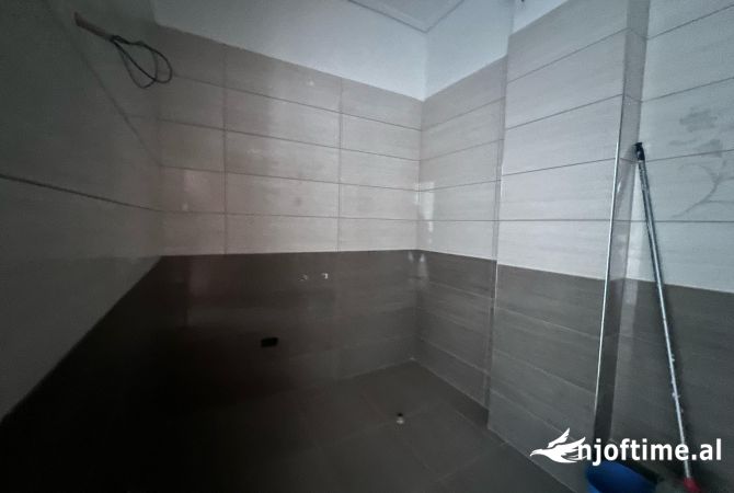 Shtepi ne shitje Apartament ne Tirane, 3+1, Mobilimi Bosh, pa mobiluar, Pagesa 360,000  Euro.