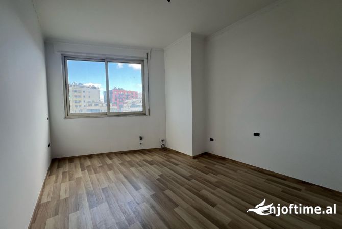 Shtepi ne shitje Apartament ne Tirane, 3+1, Mobilimi Bosh, pa mobiluar, Pagesa 360,000  Euro.