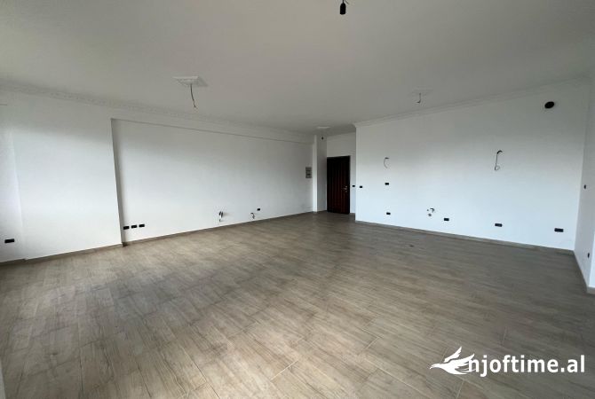 Shtepi ne shitje Apartament ne Tirane, 3+1, Mobilimi Bosh, pa mobiluar, Pagesa 360,000  Euro.