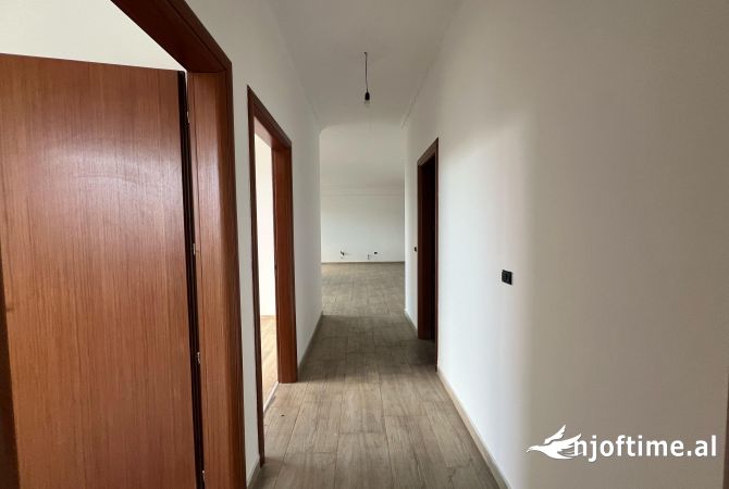Shtepi ne shitje Apartament ne Tirane, 3+1, Mobilimi Bosh, pa mobiluar, Pagesa 360,000  Euro.