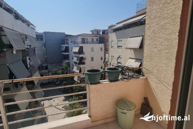 Shtepi ne shitje Apartament ne Tirane, 1+1, Mobilimi E mobiluar, Pagesa 84,000  Euro.
