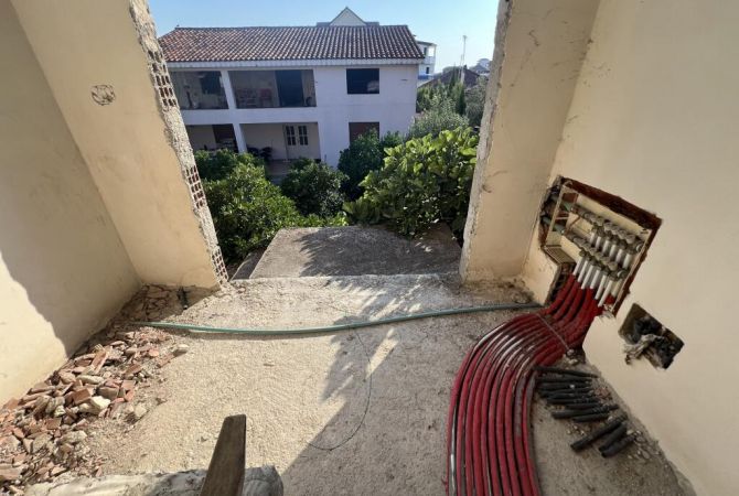 Shtepi ne shitje Shtepi Private ne Tirane, 2+1, Mobilimi Pjeserisht e mobiluar, Pagesa 160,000  Euro.