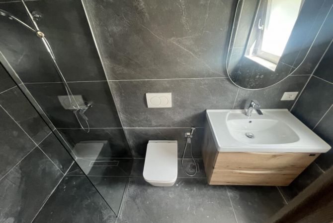 Ambiente Commerciale in Affitto 3+1 a Tirana - 500 Euro