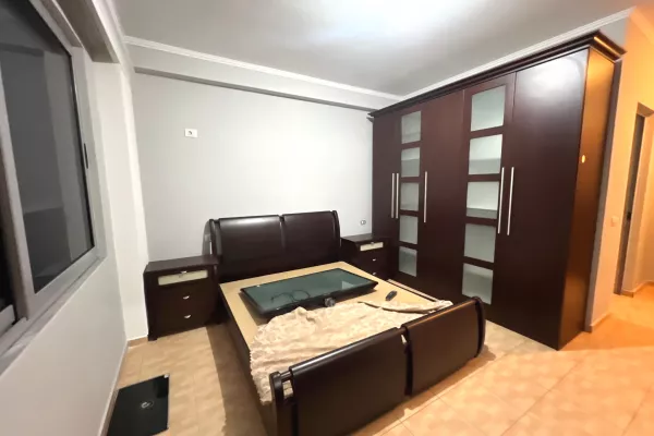Shtepi ne shitje Apartament ne Tirane, 2+1, Mobilimi Pjeserisht e mobiluar, Pagesa 158,000  Euro.