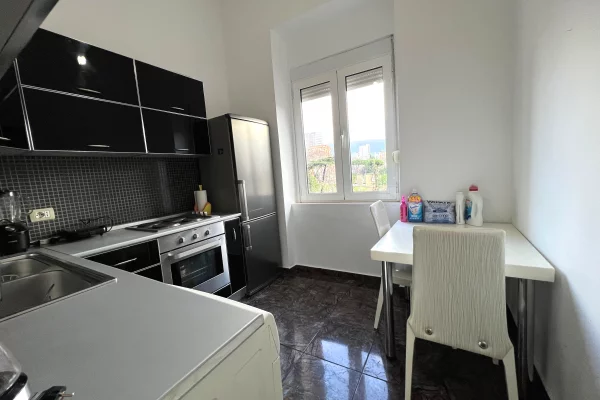 Shtepi me qera Apartament ne Tirane, 2+1, Mobilimi E mobiluar, Pagesa 650  Euro.