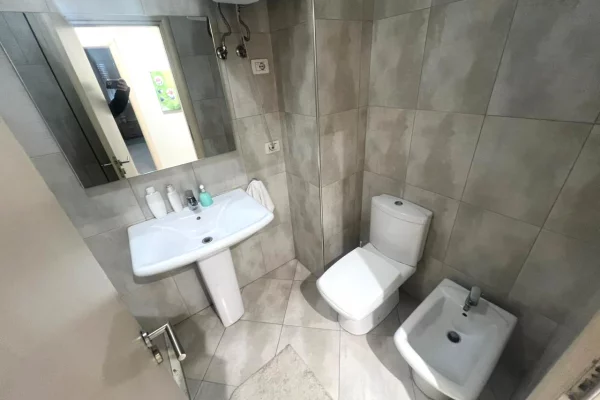 Shtepi me qera Apartament ne Tirane, 2+1, Mobilimi E mobiluar, Pagesa 70,000  Leke.