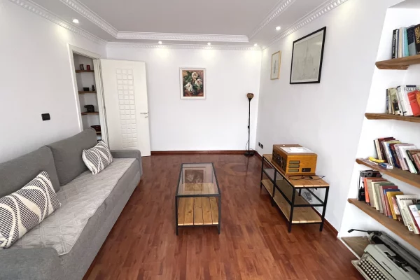 JEPET ME QIRA – APARTAMENT 1+1 NË QENDËR, TE PIAZZA