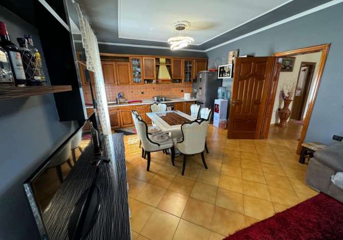 Shtepi ne shitje Vila Luksoze ne Tirane, 7+1, Mobilimi Pjeserisht e mobiluar, Pagesa 400,000  Euro.