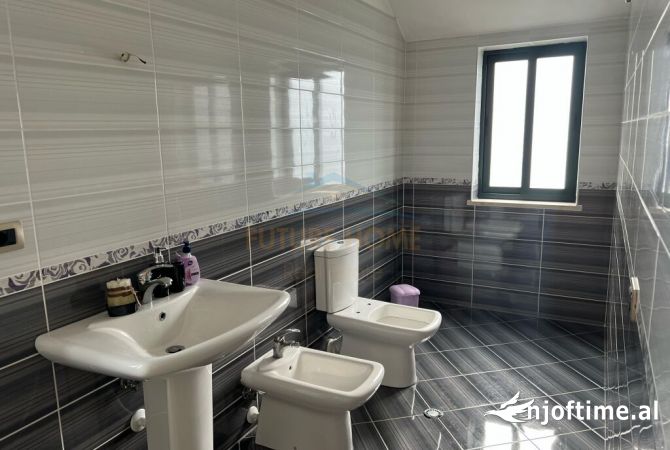 Shtepi me qera Vila Luksoze ne Tirane, 6+1, Mobilimi E mobiluar, Pagesa 3,000  Euro.