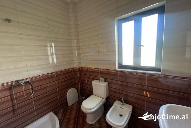 Shtepi me qera Vila Luksoze ne Tirane, 7+1, Mobilimi E mobiluar, Pagesa 4,500  Euro.