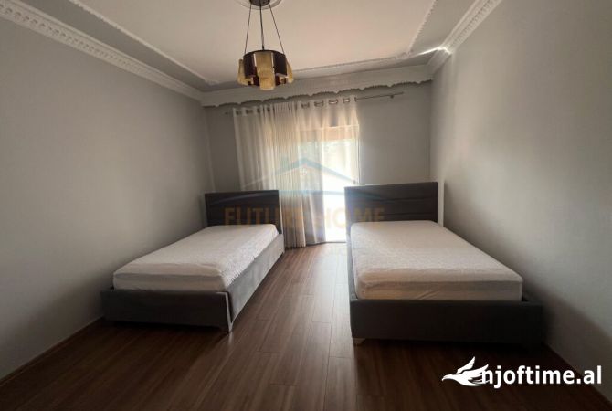 Shtepi me qera Vila Luksoze ne Tirane, 7+1, Mobilimi E mobiluar, Pagesa 4,500  Euro.