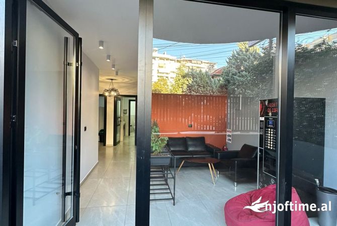 Ambient biznesi me qera 3+1 ne Tirane - 1,000 Euro