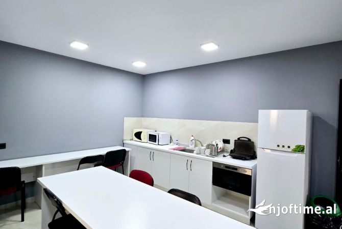 Ambient biznesi me qera 3+1 ne Tirane - 1,000 Euro