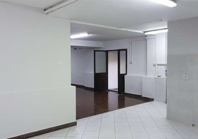 Ambiente Commerciale in Vendita 4+1 a Tirana - 120,000 Euro