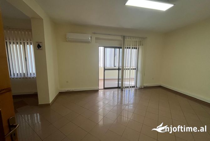 Ambient biznesi me qera 3+1 ne Tirane - 840 Euro