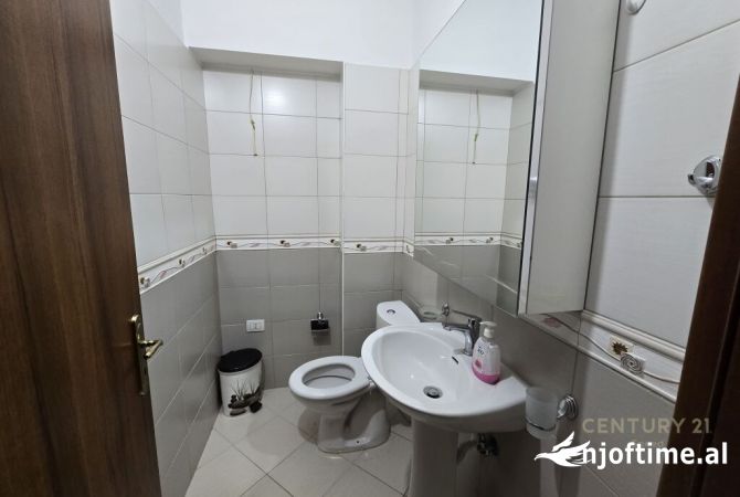 Shtepi ne shitje Apartament ne Tirane, 2+1, Mobilimi E mobiluar, Pagesa 125,000  Euro.