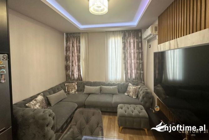 Shtepi ne shitje Apartament ne Tirane, 2+1, Mobilimi E mobiluar, Pagesa 135,000  Euro.