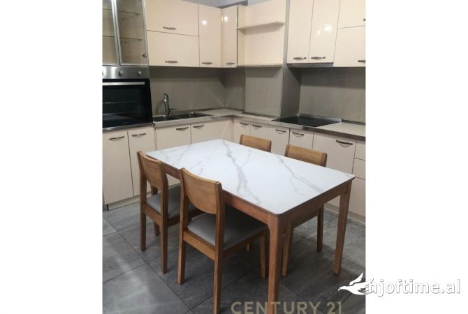 Shtepi me qera Apartament ne Tirane, 2+1, Mobilimi E mobiluar, Pagesa 700  Euro.