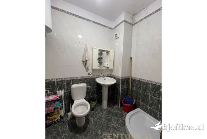 Shtepi ne shitje Apartament ne Tirane, 3+1, Mobilimi E mobiluar, Pagesa 165,000  Euro.