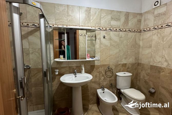 Shtepi ne shitje Apartament ne Tirane, 1+1, Mobilimi E mobiluar, Pagesa 89,000  Euro.