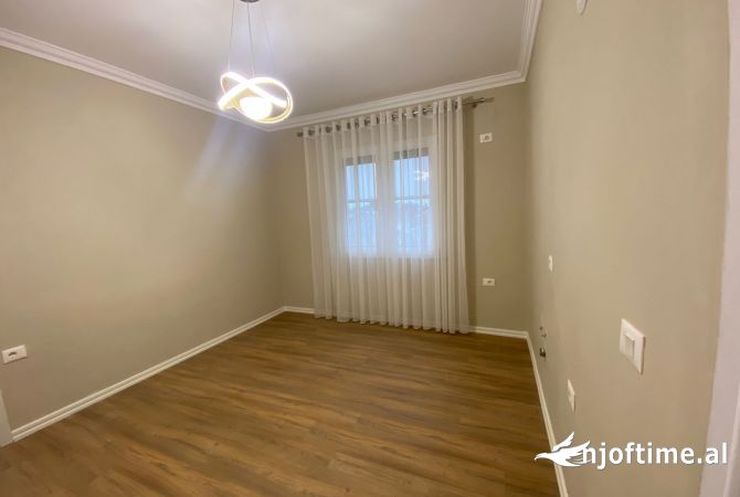 Shtepi ne shitje Apartament ne Tirane, 1+1, Mobilimi Bosh, pa mobiluar, Pagesa 125,000  Euro.
