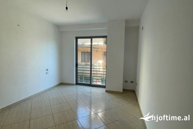 Shtepi ne shitje Apartament ne Tirane, 2+1, Mobilimi Bosh, pa mobiluar, Pagesa 138,000  Euro.