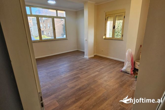 Shtepi ne shitje Apartament ne Tirane, 2+1, Mobilimi Bosh, pa mobiluar, Pagesa 145,000  Euro.