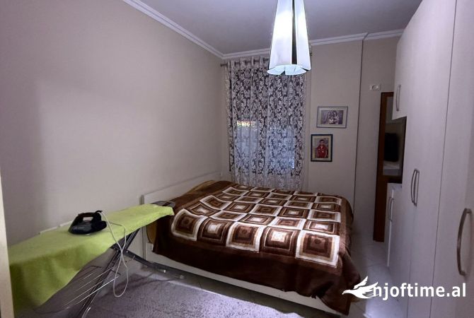 Shtepi ne shitje Apartament ne Tirane, 2+1, Mobilimi E mobiluar, Pagesa 125,000  Euro.