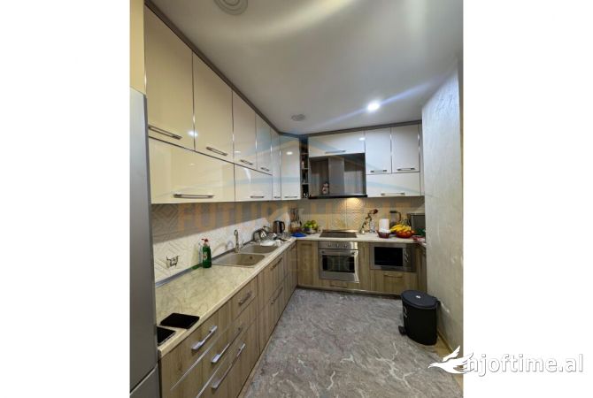Shtepi ne shitje Apartament ne Tirane, 2+1, Mobilimi E mobiluar, Pagesa 220,000  Euro.