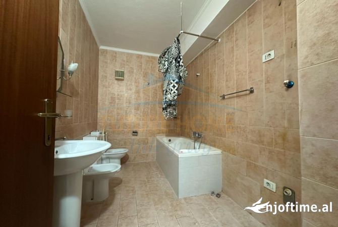 Shtepi ne shitje Apartament ne Tirane, 3+1, Mobilimi Bosh, pa mobiluar, Pagesa 295,000  Euro.