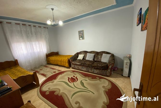 Shtepi ne shitje Apartament ne Tirane, 2+1, Mobilimi E mobiluar, Pagesa 70,000  Euro.